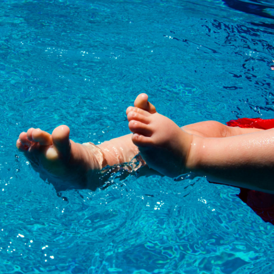 baby-en-peuter-zwemmen